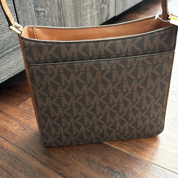 MICHAEL Michael Kors NWT Center Stripe Gloria MD Crossbody Bag with top zipper. - Picture 3 of 9